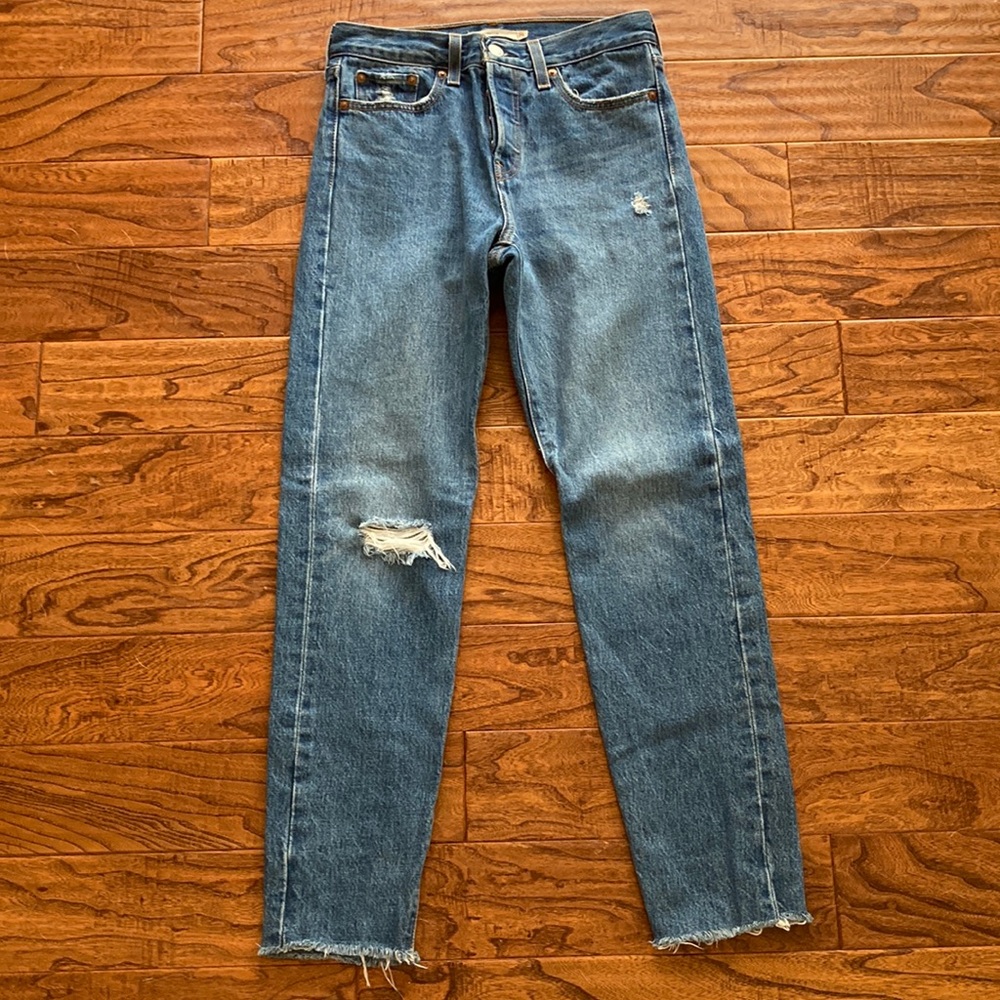 Like-new Levi Wedgie jeans 25
